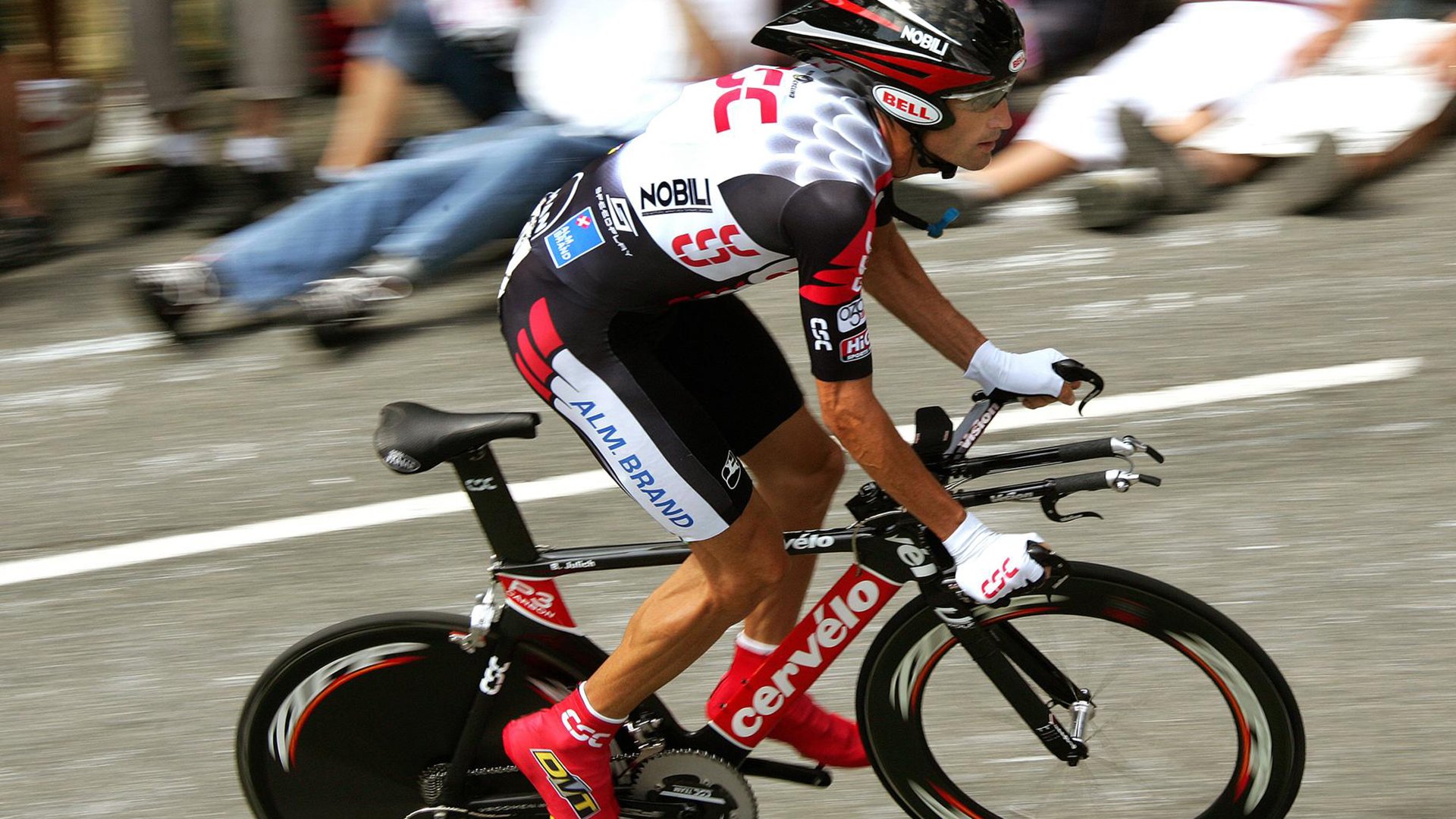 “缆绳滑水：东桃花岛赛场成极速水上运动的新地标”